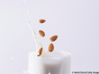Milchdrink in den Mandeln fallen. © Mintr/iStock/Getty Images Plus