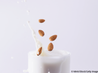 Mandeldrinks enthalten im Vergleich zu Hafer- und Reisdrinks von Natur aus am wenigsten Zucker – wenn sie nicht zusätzlich gesüßt sind. Ein „ungesüßter“ Hafer- oder Reisdrink kann natürlicherweise mehr Zucker enthalten als ein gesüßter Drink auf Basis ein Milchdrink in den Mandeln fallen. © Mintr/iStock/Getty Images Plus