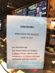 Hinweisschilder an einer Theke (Nudge: Erinnerung). © Carolina Diana Rossi Hinweisschilder an einer Theke (Nudge: Erinnerung). © Carolina Diana Rossi