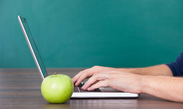 Mensch am Computer mit Apfel. © AndreyPopov / iStock / Thinkstock