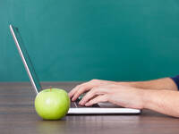 Mensch am Computer mit Apfel. © AndreyPopov / iStock / Thinkstock