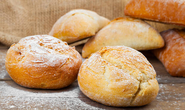 Patienten mit einer Nicht-Zöliakie-Gluten-Überempfindlichkeit reagieren bei Ausschluss einer Zöliakie auf Glutenzufuhr mit gesundheitlichen Beschwerden. © motorolka / iStock / Getty Images Plus