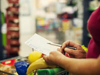 Welche Nähwertkennzeichnung unterstützt Verbraucher bei der Einkaufsentscheidung? Foto: gpointstudio/iStock