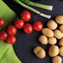 Tomaten und Kartoffeln. © ChesiireCat / iStock / Thinkstock