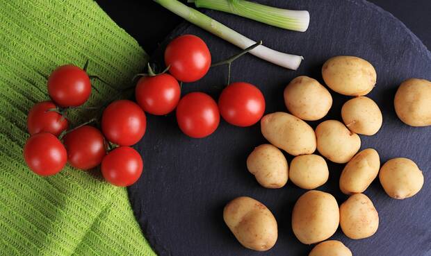 Tomaten und Kartoffeln. © ChesiireCat / iStock / Thinkstock