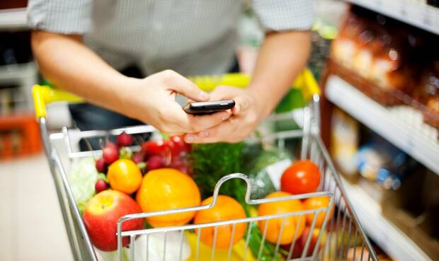 Mann im Supermarkt mit Handy. © gpointstudio / iStock / Thinkstock