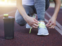 Sportler sollten die individuell optimale Trinkmenge für sich selbst herausfinden. © Ivan Antic /iStock / Getty Images Plus Fuß © Ivan Antic /iStock / Getty Images Plus