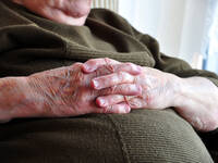 Übergewichtiger älterer Mann hält seinen Bauch. © bbbrrn / iStock / Thinkstock