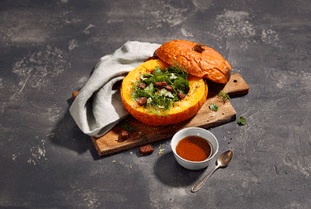 Hokkaido-Kürbis aus dem Ofen mit Ahornsirup und Sucuk von René Stein