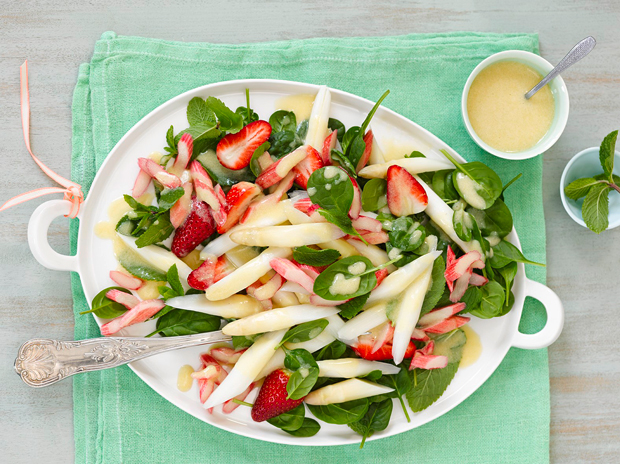 Alpro: Spinatsalat mit weißem Spargel, Erdbeeren &amp; Rhabarber
